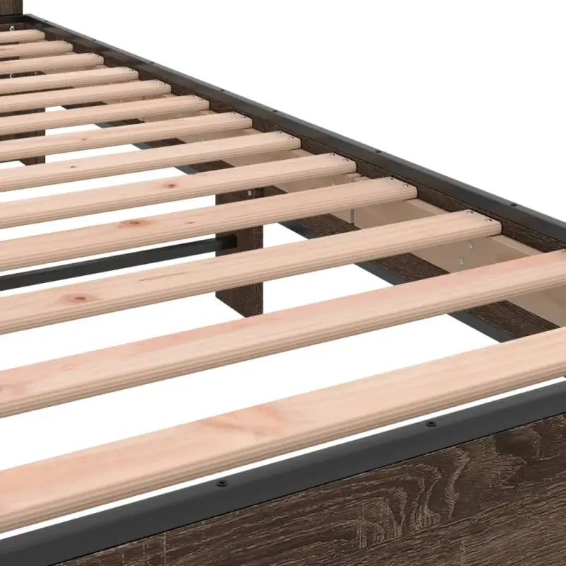 Bedframe met metalen poten en multiplex lattenbodem van bewerkt hout - Bedden & bedframes
