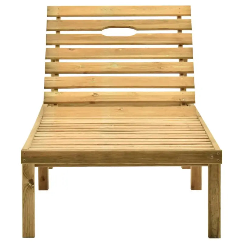 Houten loungebed met kussen en tafeltje voor een rustieke buitenruimte - Ligstoelen