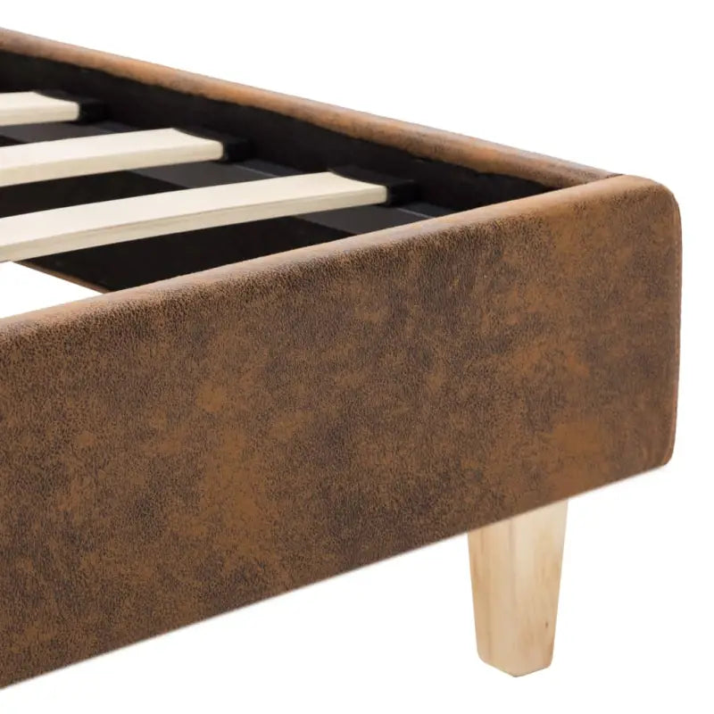 Klassiek bedframe met gepoedercoat stalen poten en elegante charme - Bedden & bedframes