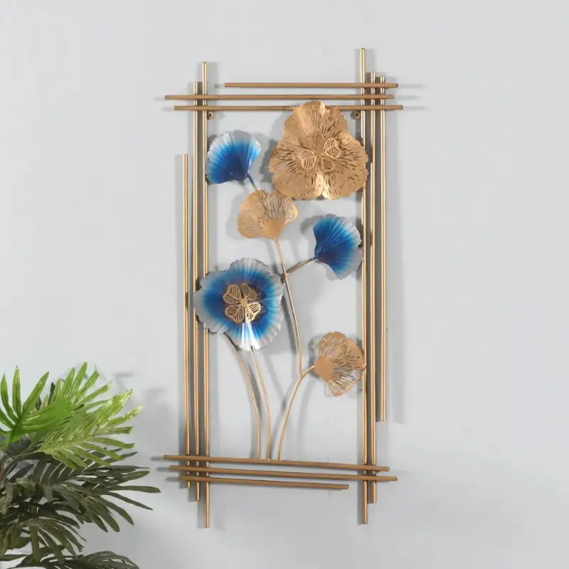 Luxe metalen wanddecoratie met gouden bloemmotieven en blauwe accenten - Visueel kunstwerk