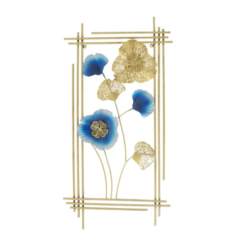 Luxe metalen wanddecoratie met gouden bloemmotieven en blauwe accenten - Visueel kunstwerk