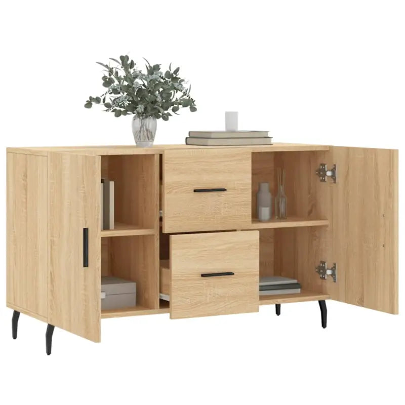 Modern dressoir met metalen poten en bewerkt hout voor een tijdloze uitstraling - Dressoirs & buffetkasten