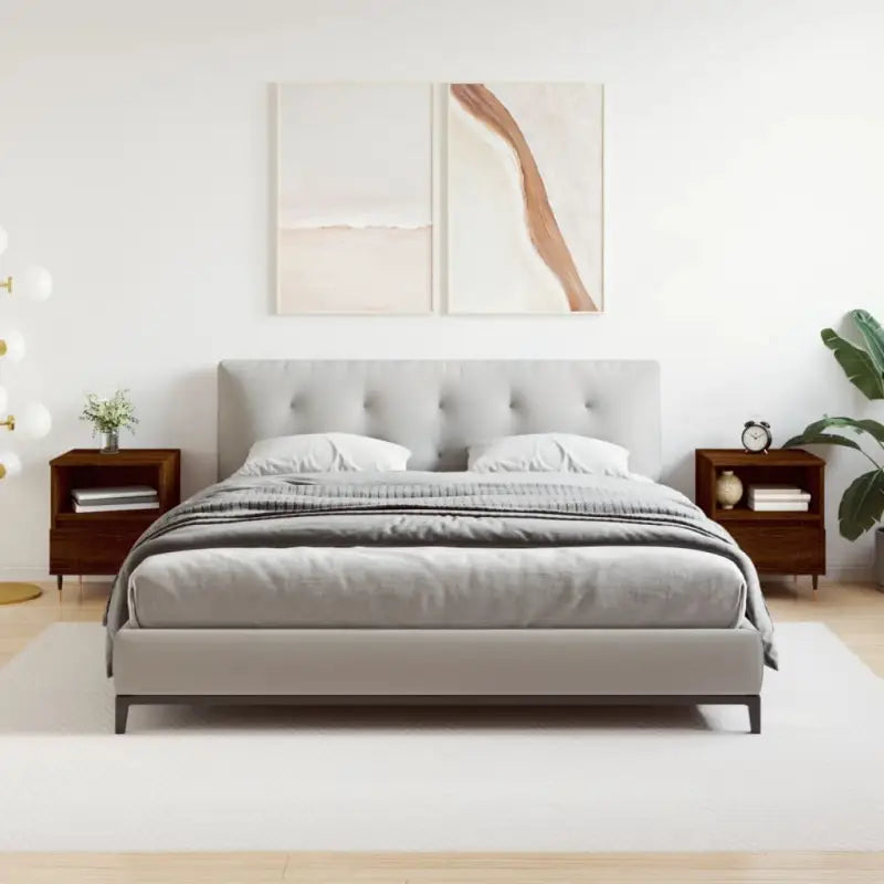 Nachtkastjes van bewerkt hout met metalen poten voor een elegante uitstraling - Nachtkastjes