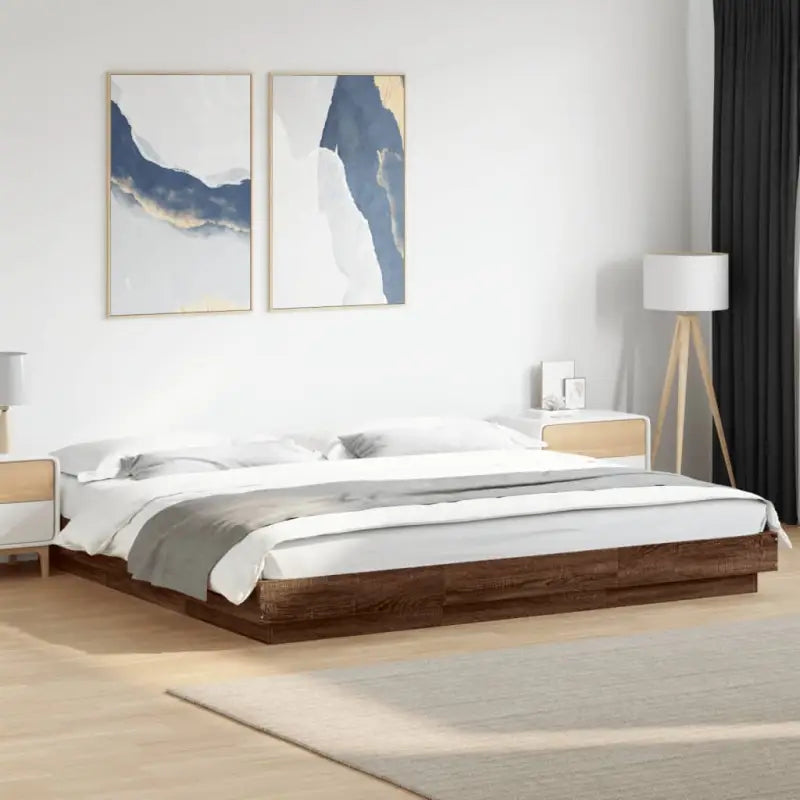 Bed met RGB LED-verlichting en bewerkt hout voor een stabiele nachtrust - Bruin / 200 x 200 cm - Bedden & bedframes