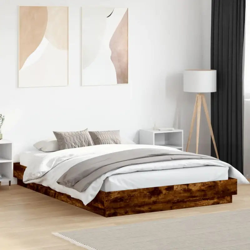 Bedframe in Grijs Sonoma met duurzaam bewerkt hout voor comfortabele nachten - Gerookt eiken / 120 x 200 cm - Bedden &