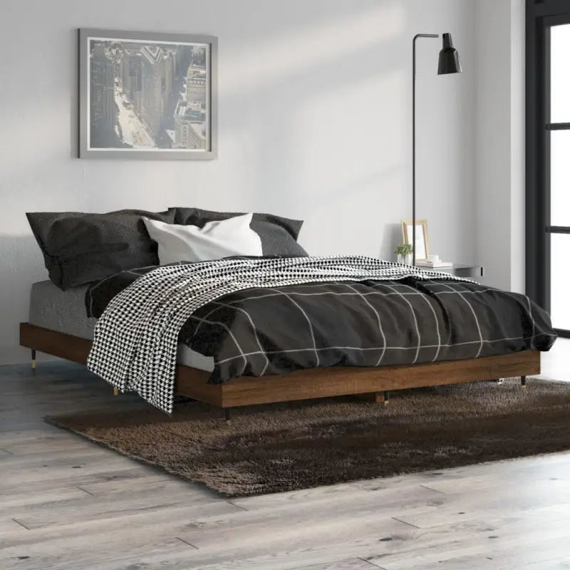 Bedframe met metalen poten en multiplex lattenbodem van bewerkt hout - bruin eikenkleur / 135 x 190 cm - Bedden &