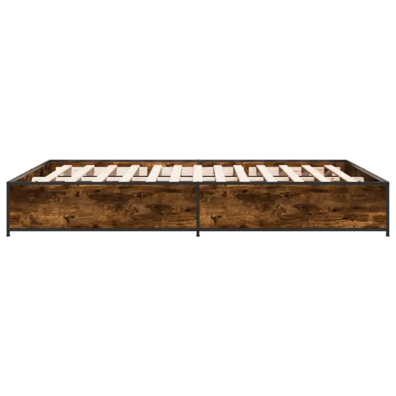 Bedframe met metalen poten en multiplex lattenbodem van bewerkt hout - Bedden & bedframes