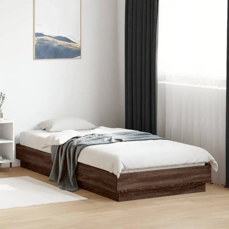Bedframe van bewerkt hout in grijs sonoma voor een stabiele slaapkamer - bruin eikenkleur / 100 x 200 cm - Bedden &