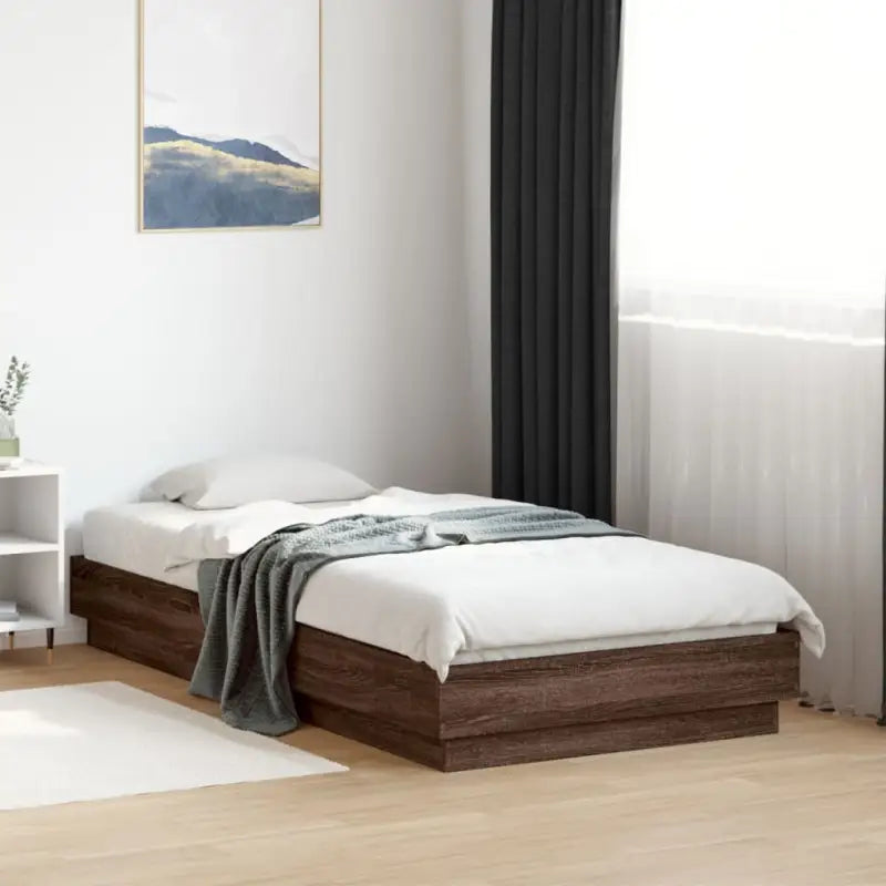 Bedframe van bewerkt hout in grijs sonoma voor een stabiele slaapkamer - bruin eikenkleur / 75 x 190 cm - Bedden &