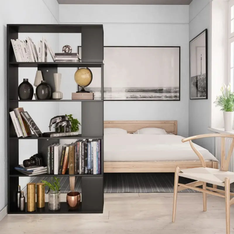 Boekenkast van bewerkt hout met klassiek en strak design - Boekenkasten
