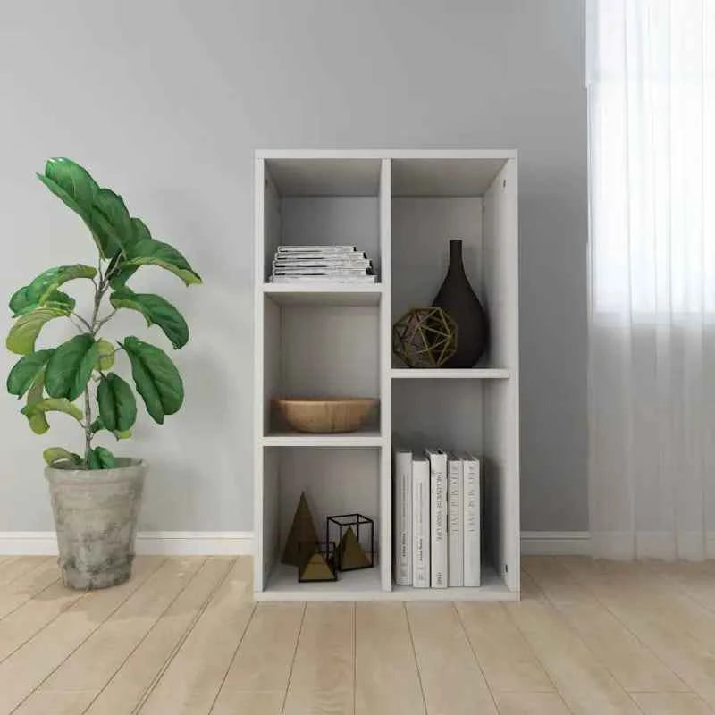 Boekenkast van bewerkt hout met klassiek en strak ontwerp