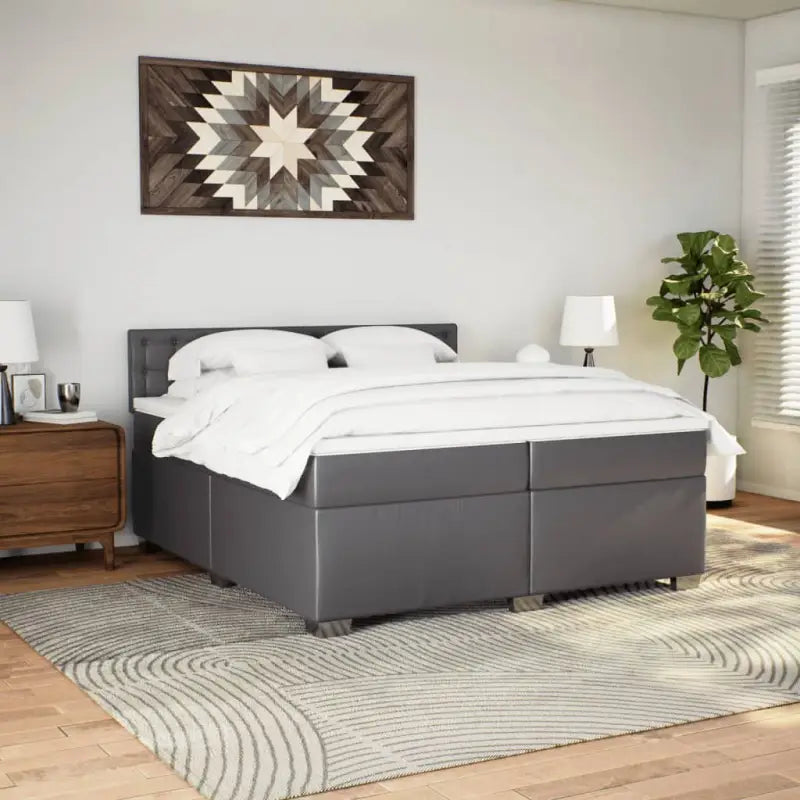 Boxspringbed in grijs materiaal met massief grenenhout en vullingsendracht - Bedden & bedframes
