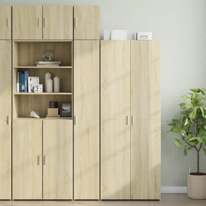 Decoratieve en praktische wandkast van bewerkt hout - Dressoirs & buffetkasten