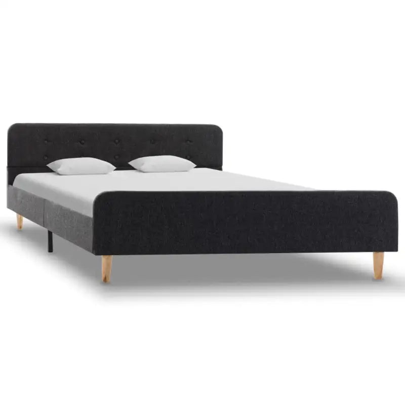 Elegante slaapkamer met klassiek bedframe en gepoedercoat stalen poten - Bedden & bedframes