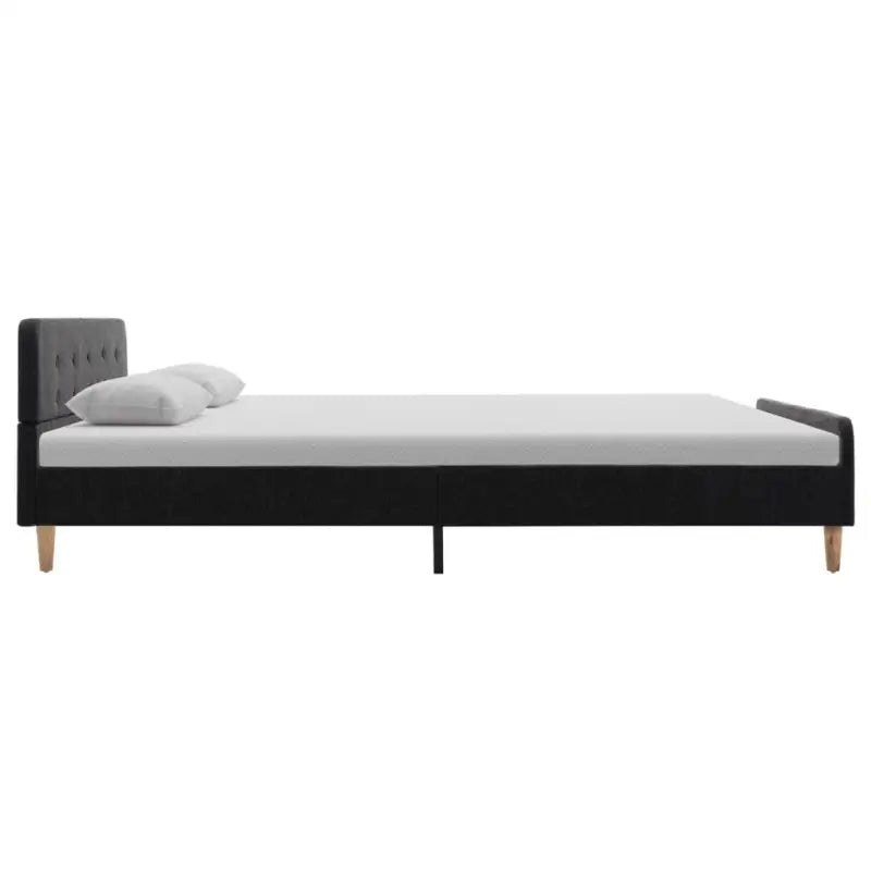 Elegante slaapkamer met klassiek bedframe en gepoedercoat stalen poten - Bedden & bedframes