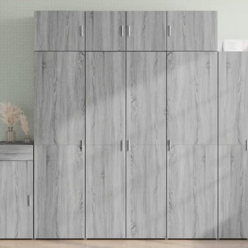 Hoge kast in grijs sonoma van bewerkt hout met stijlvolle uitstraling - Dressoirs & buffetkasten