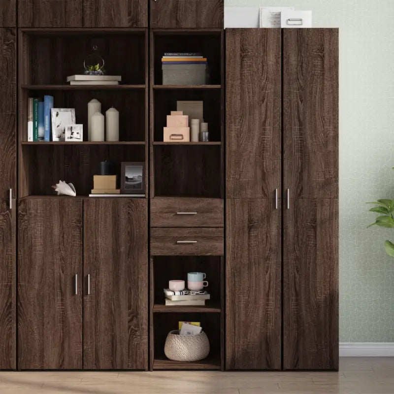 Hoge kast van bewerkt hout voor een klassieke en praktische inrichting - Dressoirs & buffetkasten