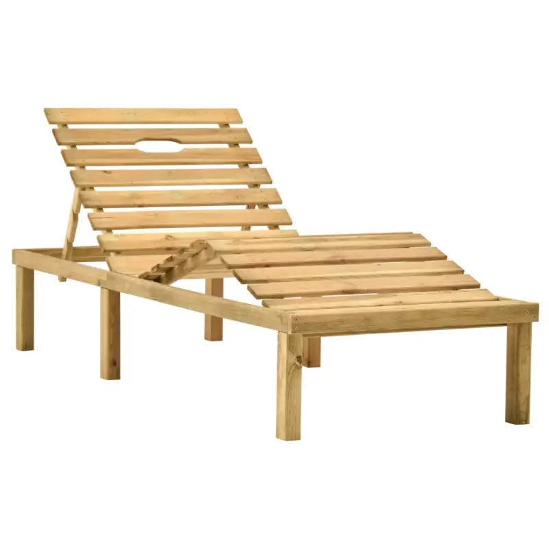 Houten loungebed met kussen en tafeltje voor een rustieke buitenruimte - Ligstoelen