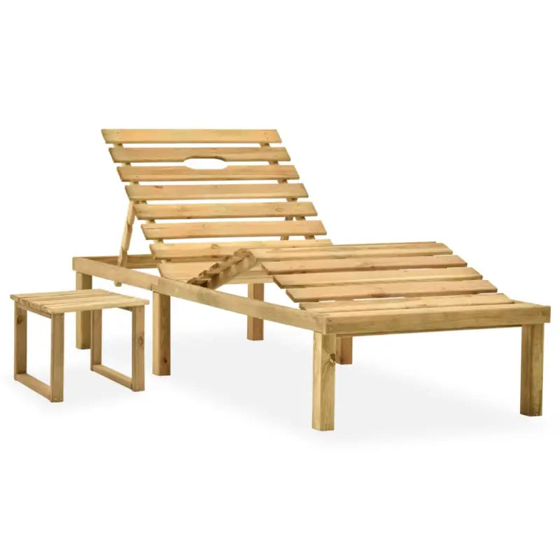 Houten loungebed met kussen en tafeltje voor een rustieke buitenruimte - Ligstoelen