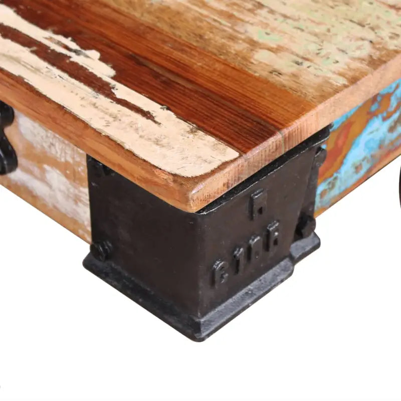 Houten salontafel met gerecycled hout en ijzeren wielen in industriële stijl - Salontafels