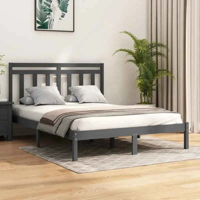 Klassiek bedframe van massief grenenhout voor een tijdloze slaapkamerstijl