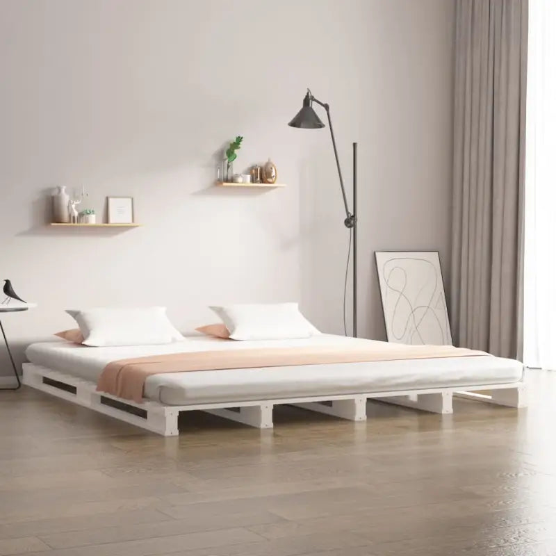 Klassiek houten palletbed van massief grenenhout voor een moderne slaapkamer - Wit / 200 x 200 cm - Bedden & bedframes