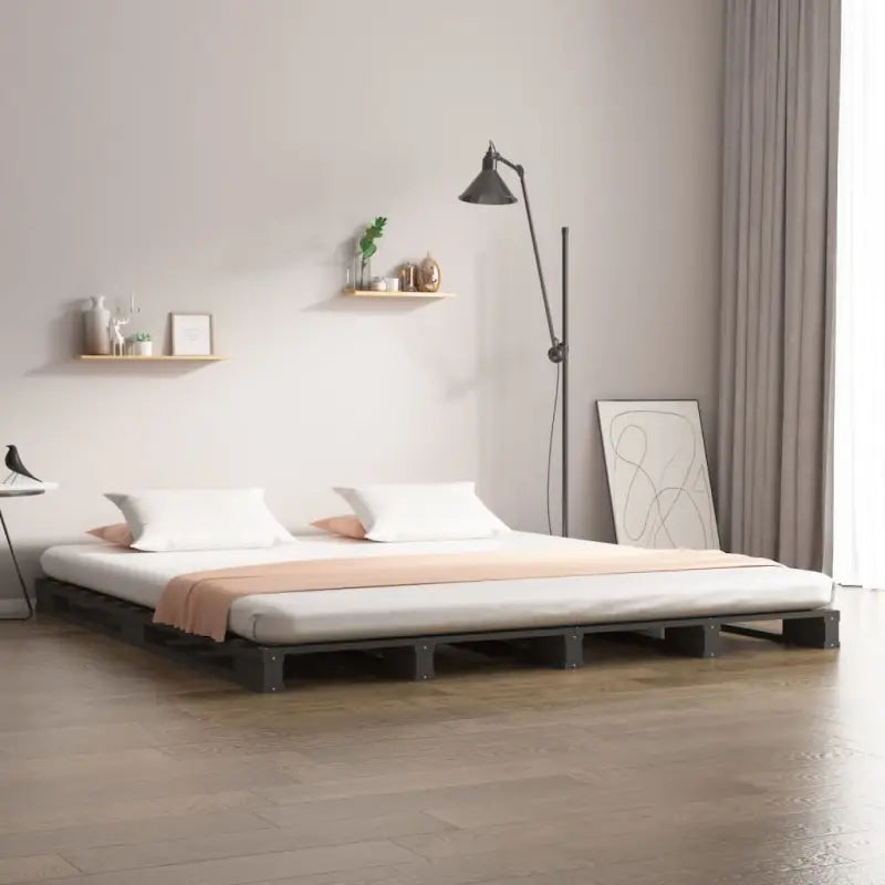 Klassiek houten palletbed van massief grenenhout voor een moderne slaapkamer - Grijs / 140 x 190 cm - Bedden & bedframes
