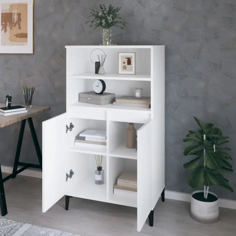 Klassieke hoge kast van bewerkt hout voor een stijlvolle inrichting - Dressoirs & buffetkasten
