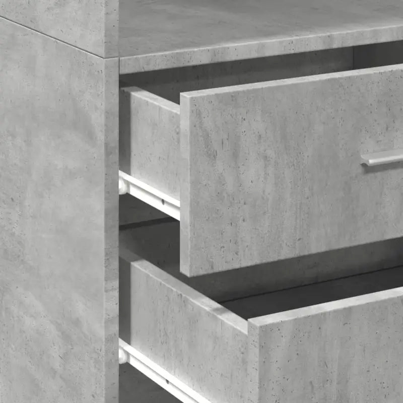 Klassieke hoge kast van bewerkt hout voor een stijlvolle keuken of woonkamer - Dressoirs & buffetkasten