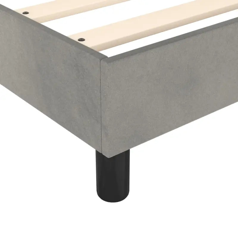 Lichtgrijs bed met multiplex lattenbodem en zacht fluweel materiaal - Bedden & bedframes