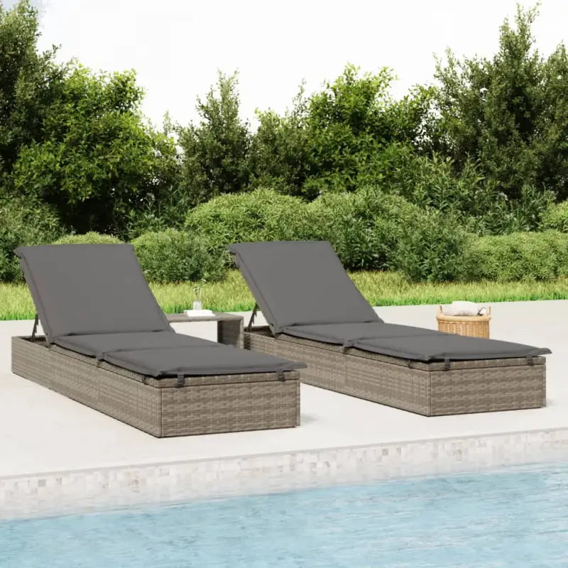 Ligstoelen met tafel van PE-rattan in grijs materiaal voor buitengebruik - Ligstoelen