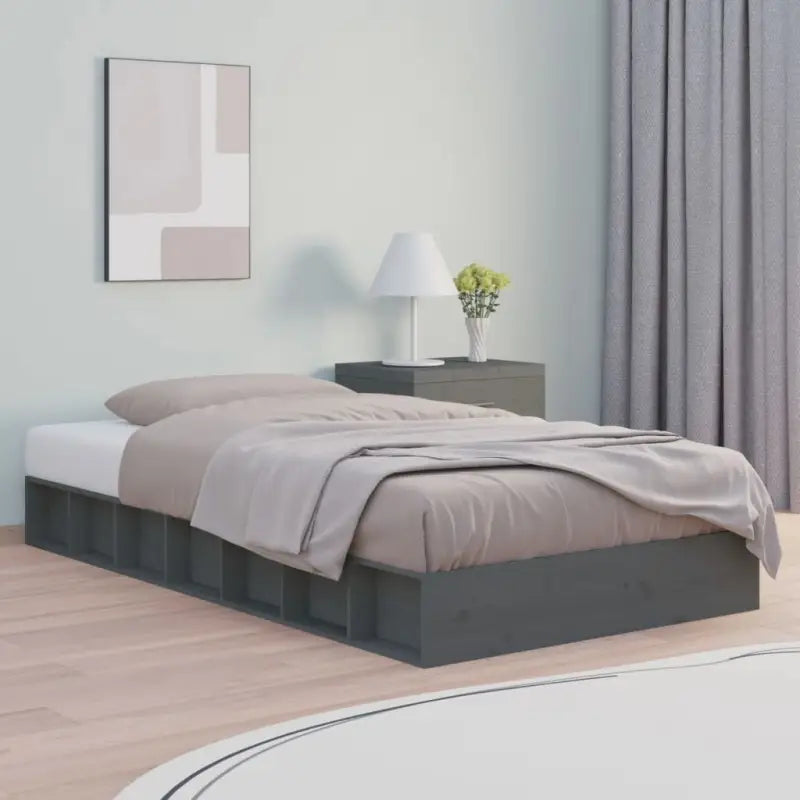 Massief Grenenhout Bedframe voor een Natuurlijke en Decoratieve Slaapruimte - Grijs / 135 x 190 cm - Bedden & bedframes