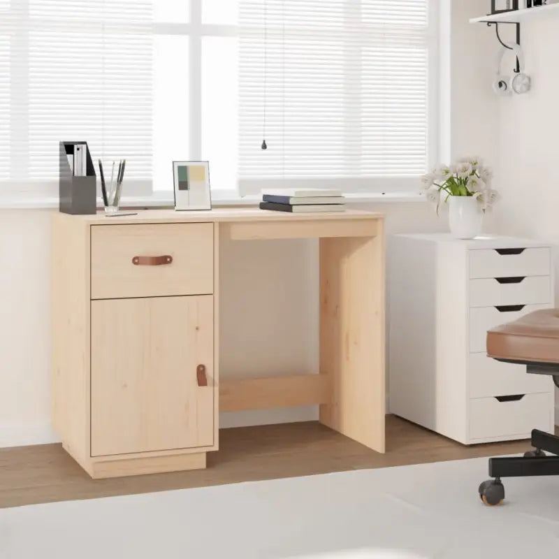 Modern bureau met massief grenenhout voor een elegante werkplek - Bureaus