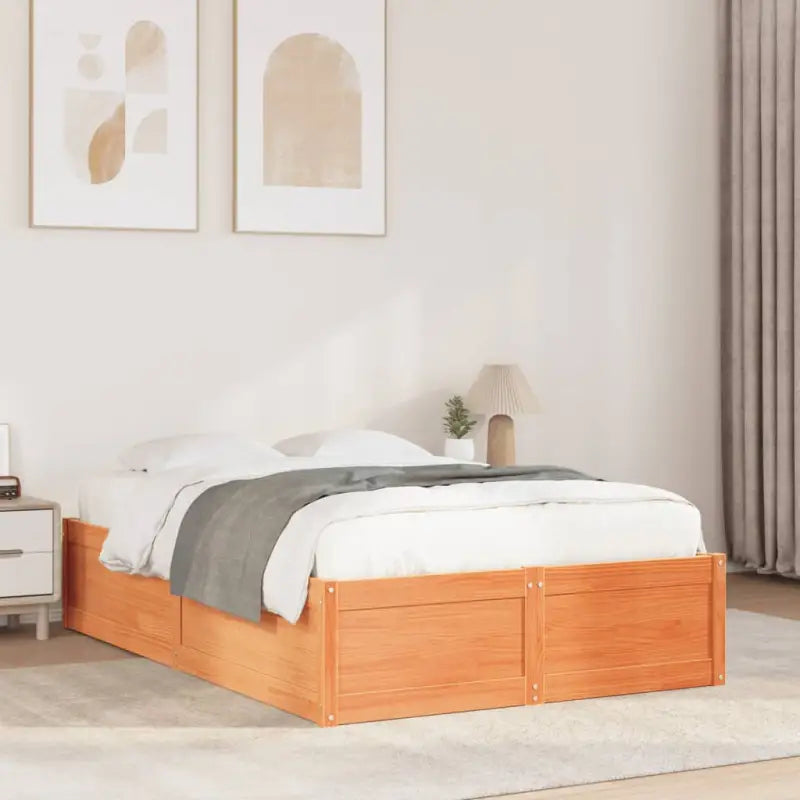 Moderne bedframe van massief grenenhout met multiplex lattenbodem - Wasbruin / 135 x 190 cm - Bedden & bedframes