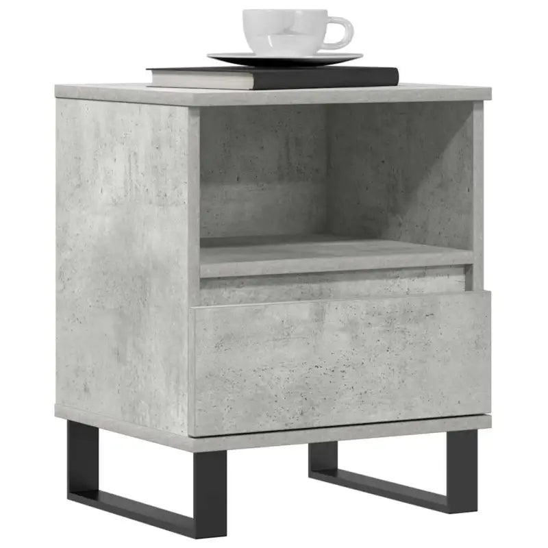 Nachtkastje met bewerkt hout en metalen poten voor een strak interieur - Nachtkastjes