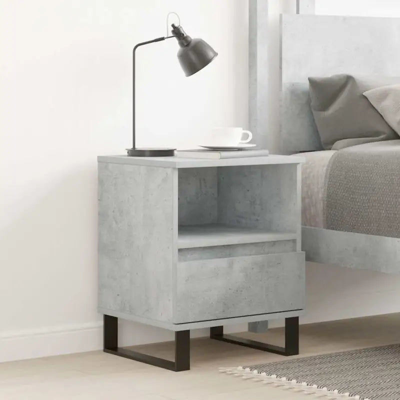Nachtkastje met bewerkt hout en metalen poten voor een strak interieur - Nachtkastjes