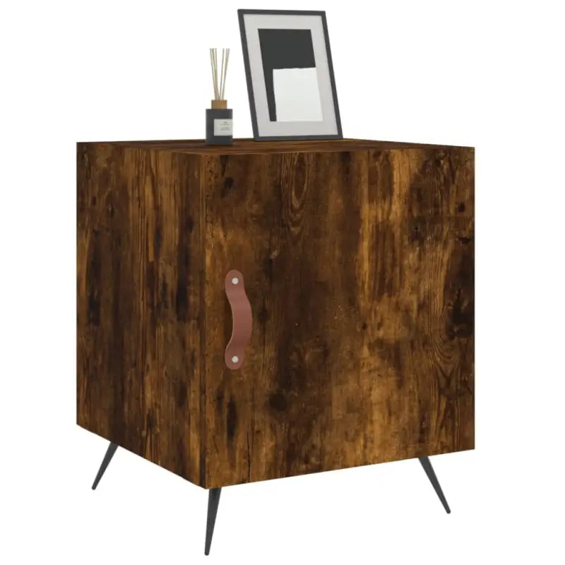 Nachtkastje van bewerkt hout met moderne uitstraling en duurzaam design - Nachtkastjes
