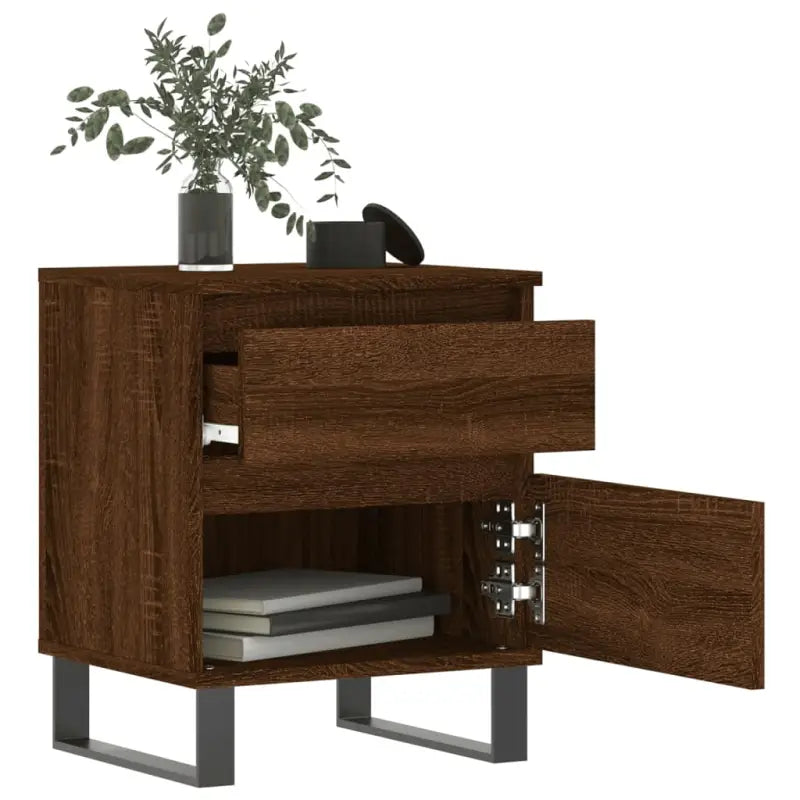 Nachtkastjes met bewerkt hout en metalen poten voor een strak interieur - Nachtkastjes
