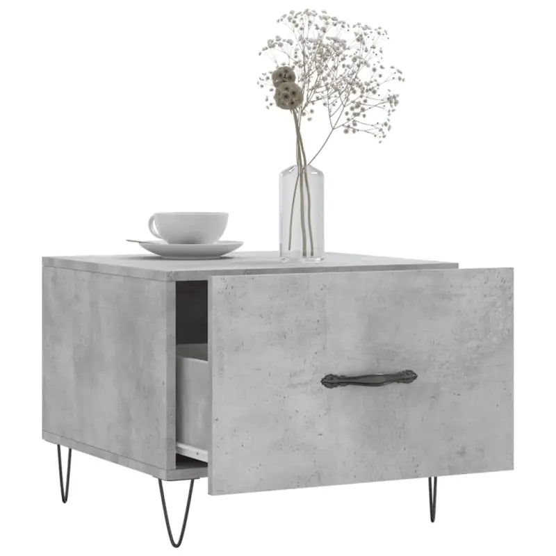 Salontafel met ijzeren poten en bewerkt hout voor een elegante woonkamer - Salontafels