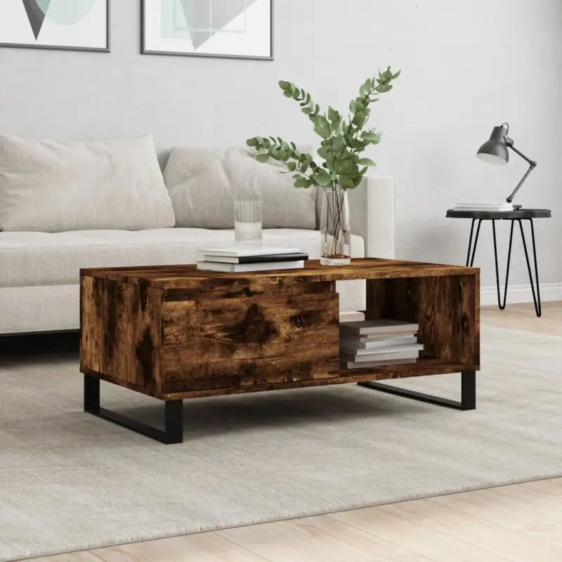 Salontafel van bewerkt hout met metalen poten voor een elegante woonkamer - Salontafels