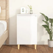 Stijlvol nachtkastje met houten poten en bewerkt hout voor een elegante inrichting - Nachtkastjes
