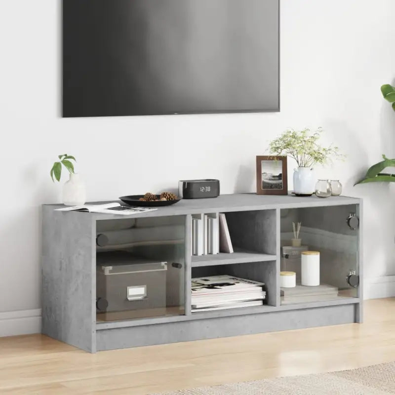 Tv-meubel met glazen deuren en bewerkt hout voor een strakke look - Tv-meubels