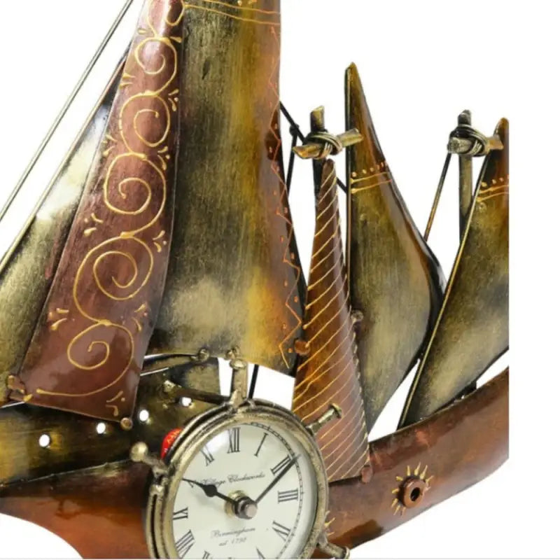 Vintage metalen schip met ingebouwde klok voor maritieme interieurdecoratie